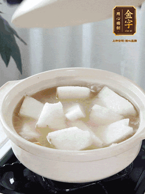 最后下冬瓜繼續(xù)燉煮10分鐘，撒上蔥花點綴。