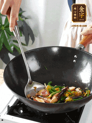 煸香蒜末，下香腸翻炒均勻，再依次下雞縱菌、黃瓜花