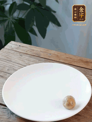 做水油皮、油酥 將油皮材料放入料盆中，加100ml水?dāng)嚢璩裳┗ㄆ瑺?。在案板上反?fù)揉搓成有一定筋度的光潔面團(tuán)，搓成14個(gè)團(tuán)子。
