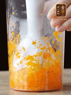 加玉米油、水怡、水揉搓成細(xì)膩的面團(tuán)。松弛半小時(shí)后，分成37g一個(gè)