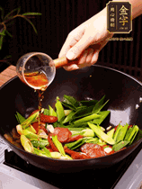 下蒜苗炒軟，沿鍋邊烹入一勺料酒，加醬油、蠔油、白糖調(diào)味炒勻