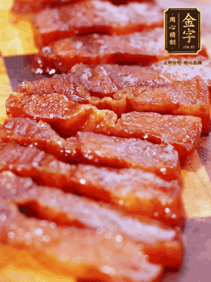 金字醬油肉煮熟，切片