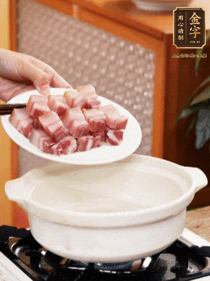 鍋內(nèi)倒油，下咸肉微微煸炒，再放排骨炒一下
