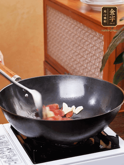 熱油，香腸微微煸出香味，加蒜片、小米辣