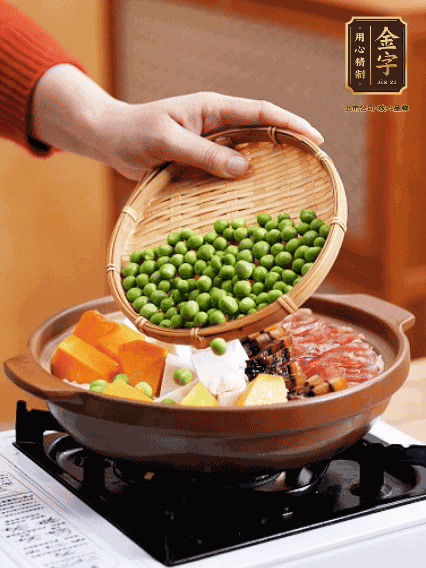 再鋪上臘腸、醬油肉、豌豆，小火煲6分鐘