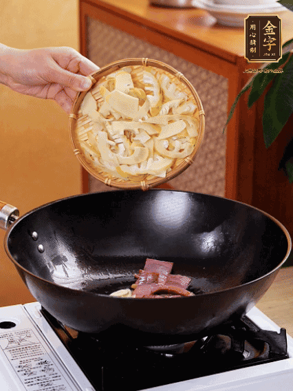 油熱，下蒜末、火腿煸炒出香味，再下筍片微微翻炒