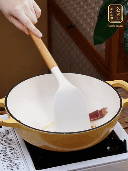 油熱，姜絲、火腿微微煸出香味