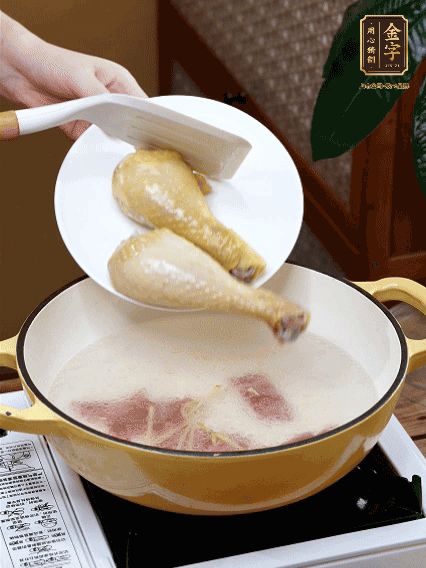 倒清水，放雞腿，大火煮開轉(zhuǎn)中小火煮20分鐘